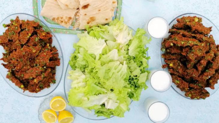 ÇİĞ KÖFTE ŞİŞKİNLİK YAPAR MI