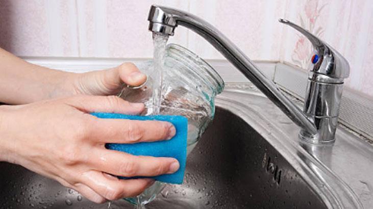 Çıkmayan cam kavanoz etiketini mayonezle çıkarın, fark inanılmaz