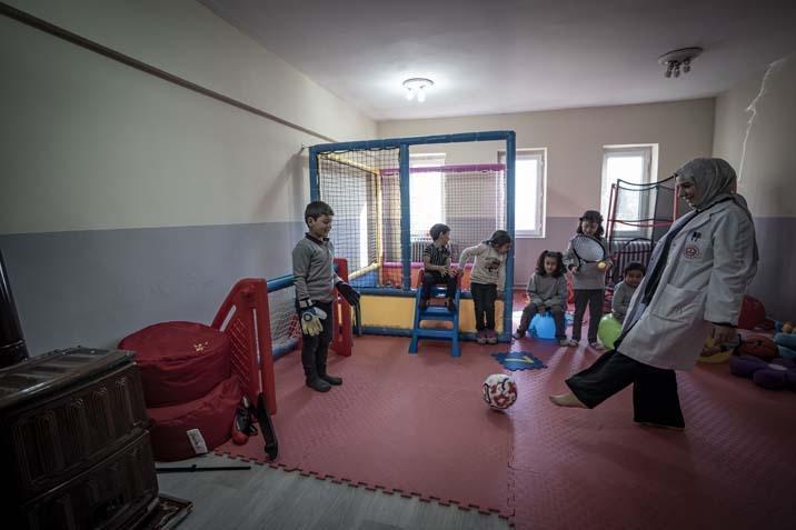 Nagehan öğretmen, kırsaldaki okulda 13 öğrencisi için kömürlüğü oyun atölyesine çevirdi