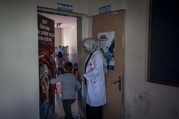 Nagehan öğretmen, kırsaldaki okulda 13 öğrencisi için kömürlüğü oyun atölyesine çevirdi