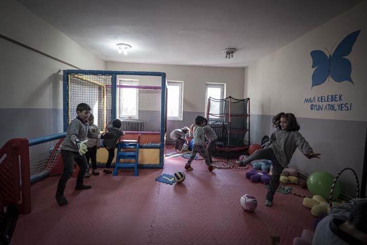 Nagehan öğretmen, kırsaldaki okulda 13 öğrencisi için kömürlüğü oyun atölyesine çevirdi