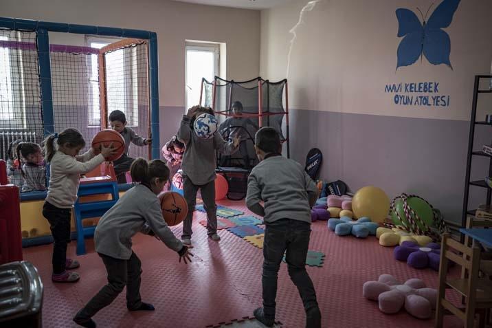 Nagehan öğretmen, kırsaldaki okulda 13 öğrencisi için kömürlüğü oyun atölyesine çevirdi