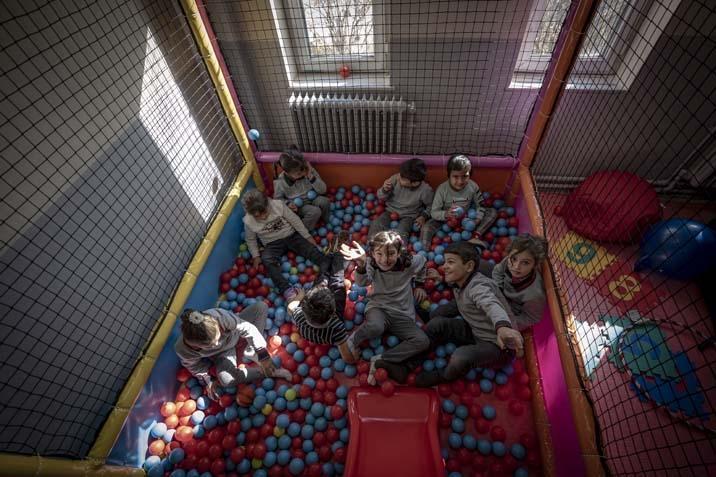 Nagehan öğretmen, kırsaldaki okulda 13 öğrencisi için kömürlüğü oyun atölyesine çevirdi