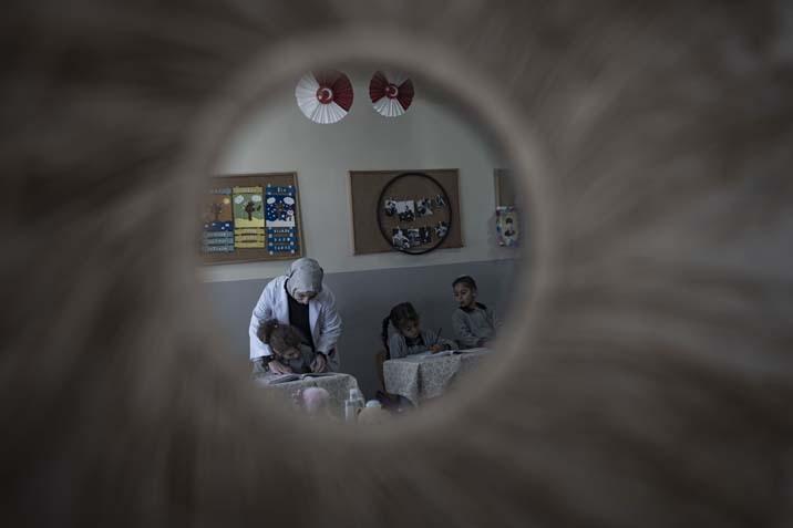 Nagehan öğretmen, kırsaldaki okulda 13 öğrencisi için kömürlüğü oyun atölyesine çevirdi