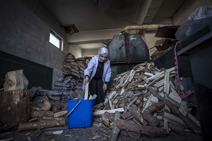 Nagehan öğretmen, kırsaldaki okulda 13 öğrencisi için kömürlüğü oyun atölyesine çevirdi