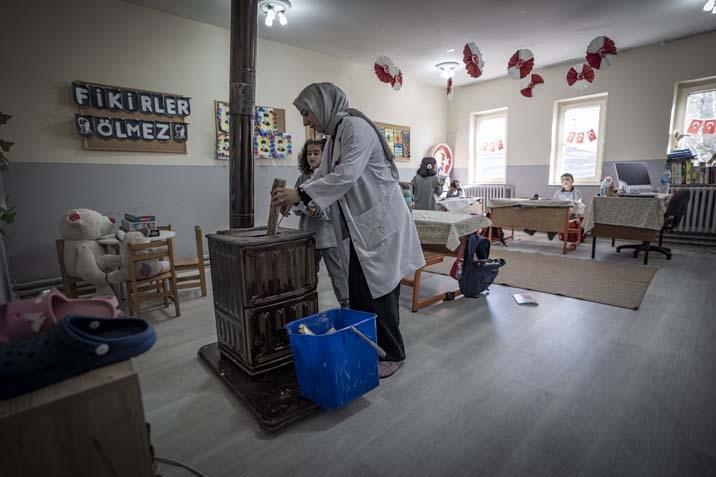 Nagehan öğretmen, kırsaldaki okulda 13 öğrencisi için kömürlüğü oyun atölyesine çevirdi