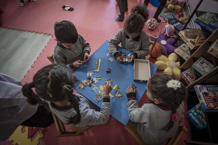 Nagehan öğretmen, kırsaldaki okulda 13 öğrencisi için kömürlüğü oyun atölyesine çevirdi
