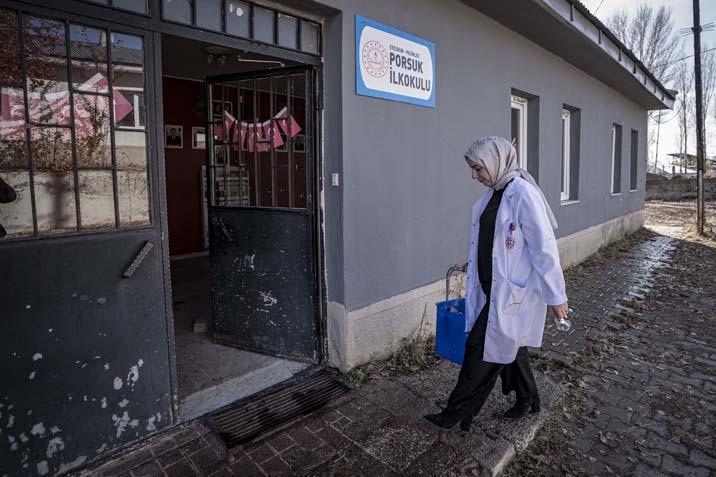 Nagehan öğretmen, kırsaldaki okulda 13 öğrencisi için kömürlüğü oyun atölyesine çevirdi