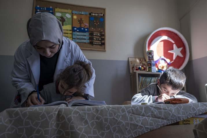 Nagehan öğretmen, kırsaldaki okulda 13 öğrencisi için kömürlüğü oyun atölyesine çevirdi