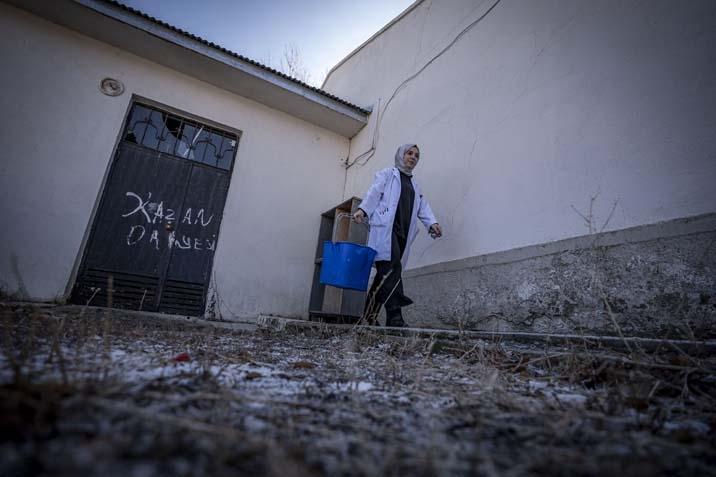 Nagehan öğretmen, kırsaldaki okulda 13 öğrencisi için kömürlüğü oyun atölyesine çevirdi