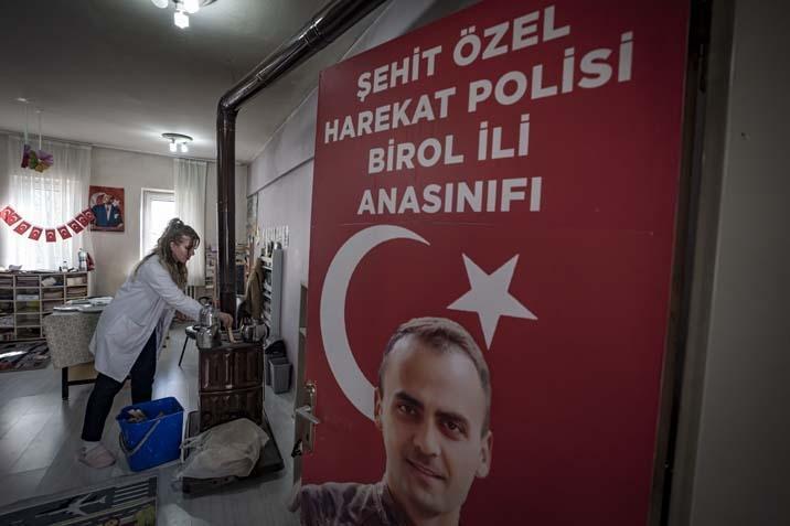 Nagehan öğretmen, kırsaldaki okulda 13 öğrencisi için kömürlüğü oyun atölyesine çevirdi
