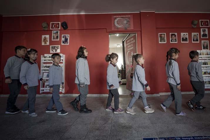 Nagehan öğretmen, kırsaldaki okulda 13 öğrencisi için kömürlüğü oyun atölyesine çevirdi