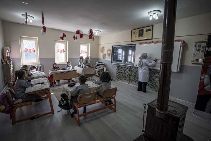 Nagehan öğretmen, kırsaldaki okulda 13 öğrencisi için kömürlüğü oyun atölyesine çevirdi