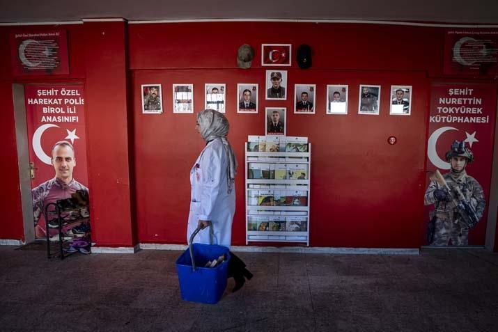 Nagehan öğretmen, kırsaldaki okulda 13 öğrencisi için kömürlüğü oyun atölyesine çevirdi