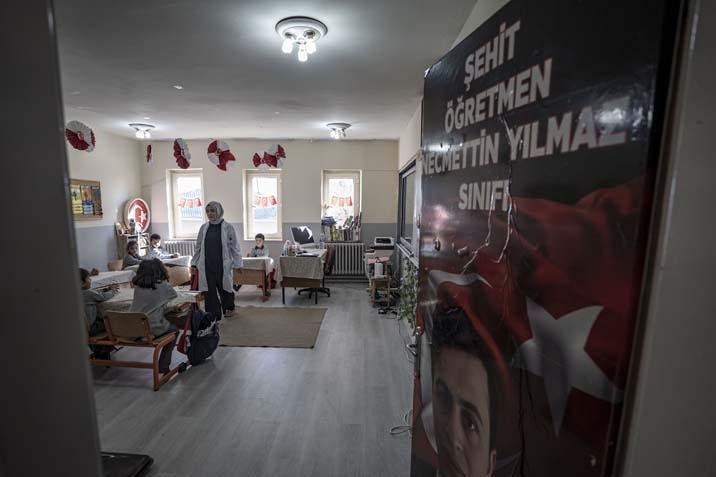 Nagehan öğretmen, kırsaldaki okulda 13 öğrencisi için kömürlüğü oyun atölyesine çevirdi
