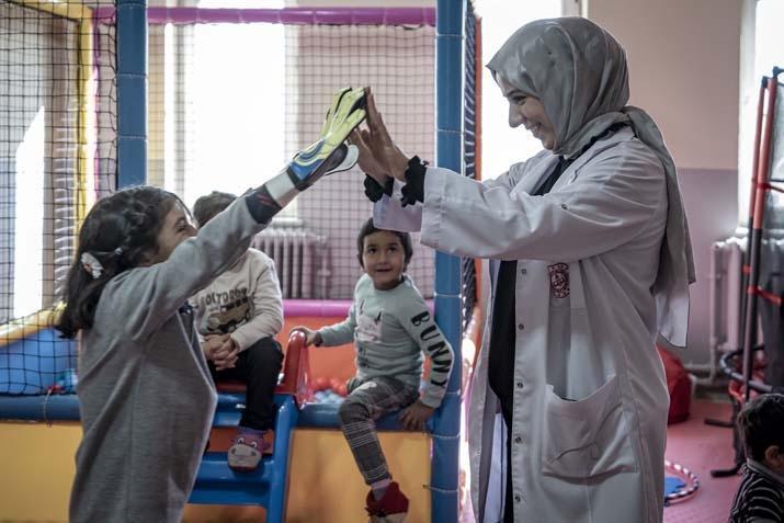 Nagehan öğretmen, kırsaldaki okulda 13 öğrencisi için kömürlüğü oyun atölyesine çevirdi