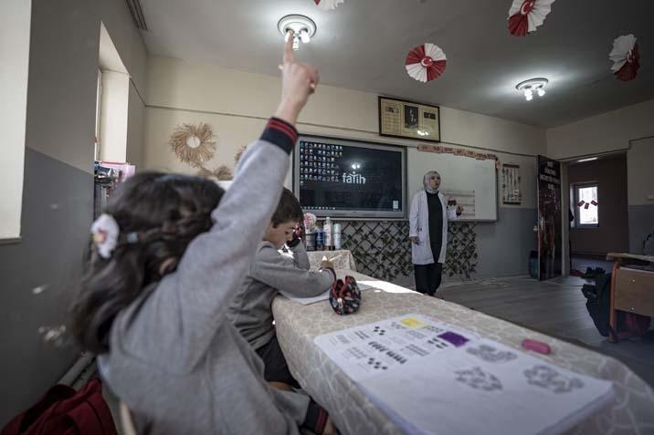 Nagehan öğretmen, kırsaldaki okulda 13 öğrencisi için kömürlüğü oyun atölyesine çevirdi