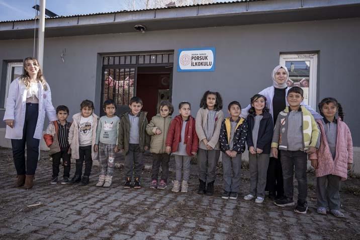 Nagehan öğretmen, kırsaldaki okulda 13 öğrencisi için kömürlüğü oyun atölyesine çevirdi