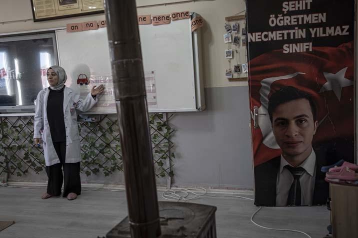 Nagehan öğretmen, kırsaldaki okulda 13 öğrencisi için kömürlüğü oyun atölyesine çevirdi