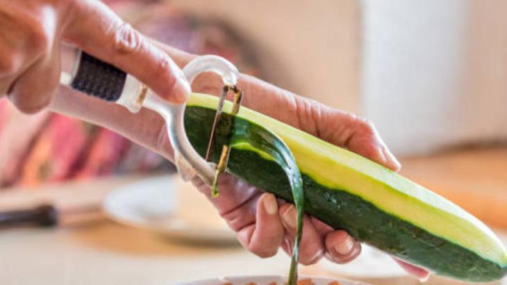 Hem gübre hem kolonya Çiçekleri büyütüp soğan kokusunu silen salatalık kabuğu