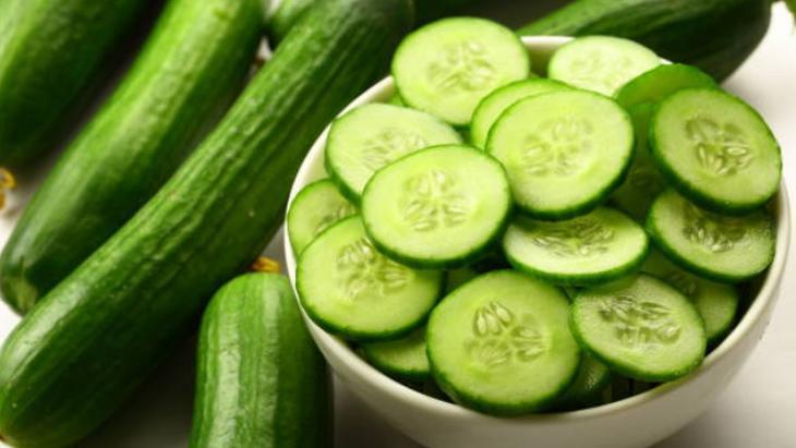 Hem gübre hem kolonya Çiçekleri büyütüp soğan kokusunu silen salatalık kabuğu