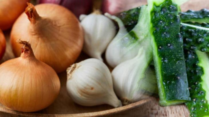 Hem gübre hem kolonya Çiçekleri büyütüp soğan kokusunu silen salatalık kabuğu