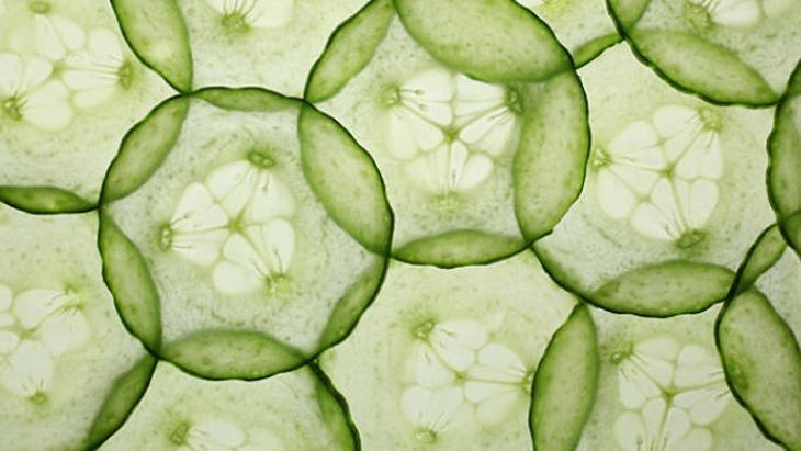 Hem gübre hem kolonya Çiçekleri büyütüp soğan kokusunu silen salatalık kabuğu