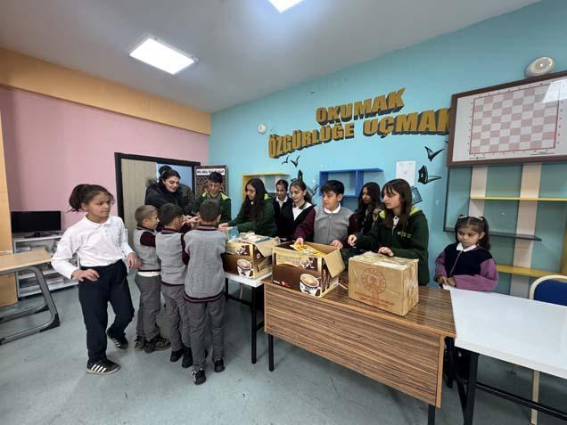 Hakkari’de öğrenciler ve öğretmenler 6 köy okulunu 1500 kitapla buluşturdu