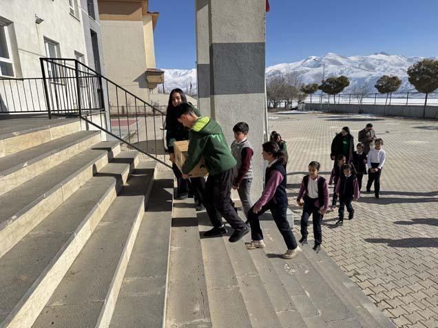 Hakkari’de öğrenciler ve öğretmenler 6 köy okulunu 1500 kitapla buluşturdu