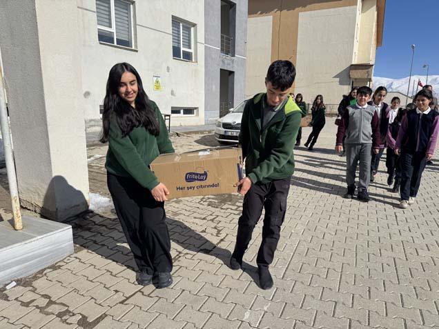 Hakkari’de öğrenciler ve öğretmenler 6 köy okulunu 1500 kitapla buluşturdu