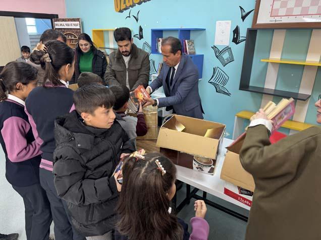 Hakkari’de öğrenciler ve öğretmenler 6 köy okulunu 1500 kitapla buluşturdu