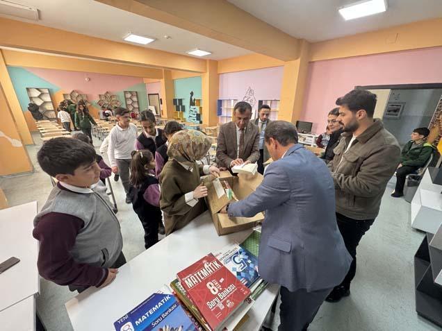 Hakkari’de öğrenciler ve öğretmenler 6 köy okulunu 1500 kitapla buluşturdu