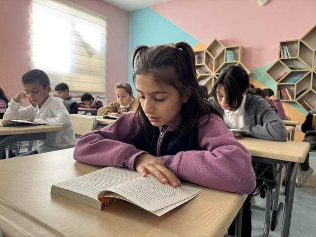 Hakkari’de öğrenciler ve öğretmenler 6 köy okulunu 1500 kitapla buluşturdu