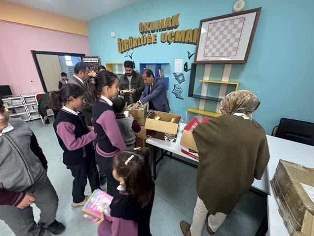 Hakkari’de öğrenciler ve öğretmenler 6 köy okulunu 1500 kitapla buluşturdu