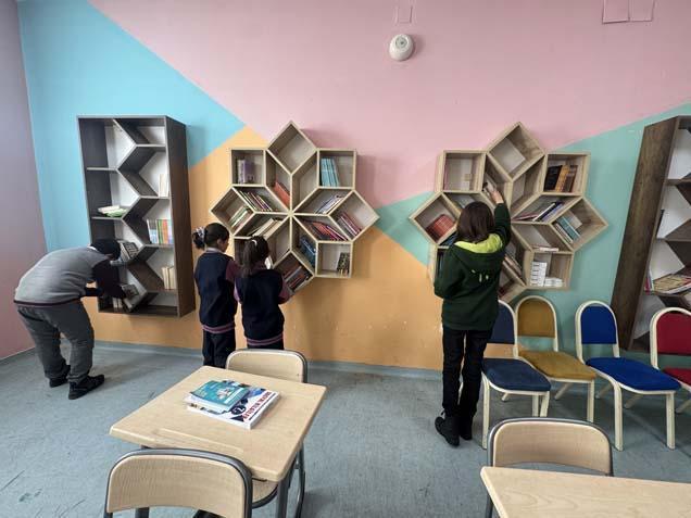 Hakkari’de öğrenciler ve öğretmenler 6 köy okulunu 1500 kitapla buluşturdu