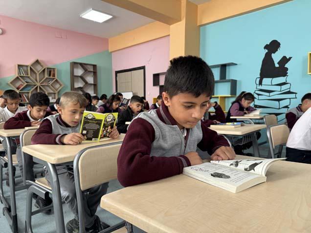 Hakkari’de öğrenciler ve öğretmenler 6 köy okulunu 1500 kitapla buluşturdu