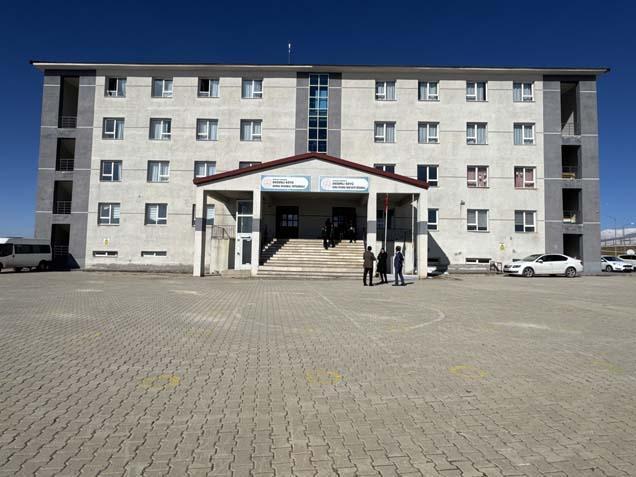 Hakkari’de öğrenciler ve öğretmenler 6 köy okulunu 1500 kitapla buluşturdu