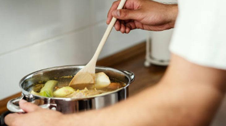 Çorbayı muhteşem yapan detay İlk 20 dakika açık tutun, tadı daha lezzetli olacak Çorbayı muhteşem yapan detay İlk 20 dakika açık tutun, tadı daha lezzetli olacak