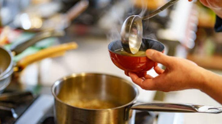 Çorbayı muhteşem yapan detay İlk 20 dakika açık tutun, tadı daha lezzetli olacak Çorbayı muhteşem yapan detay İlk 20 dakika açık tutun, tadı daha lezzetli olacak