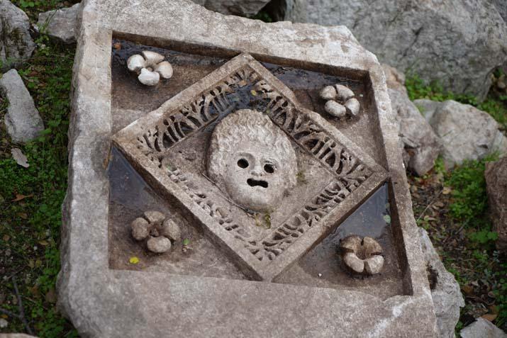 ANTİOCHİSİN SİLAH KABARTMALI ANIT MEZARI