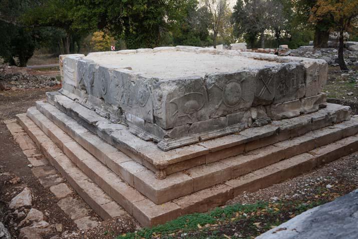 FİGÜRLÜ LAHİT VE HEYKEL PARÇALARI İLE SİKKELER BULUNDU