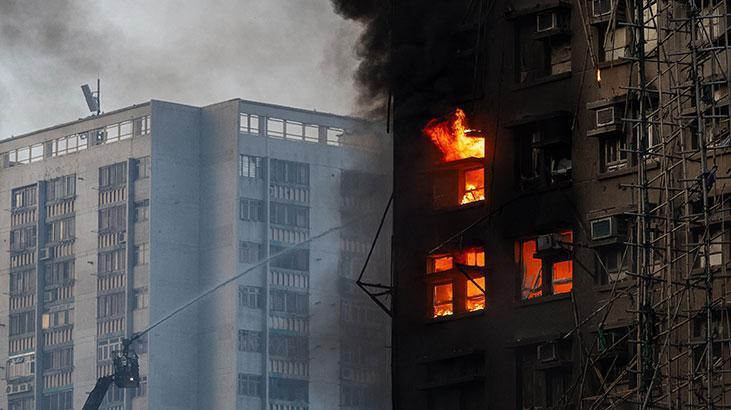 Hong Kongda gökdelenlerde yangın Şok görüntüler