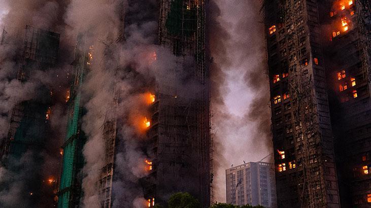 Hong Kongda gökdelenlerde yangın Şok görüntüler