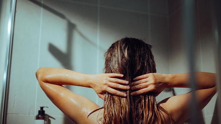 Saçları pamuk gibi yapıyor Saç kremine 3 damla ekleyin