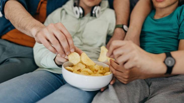 Çocuklarda aşırı abur cubur tüketimi nasıl önlenir