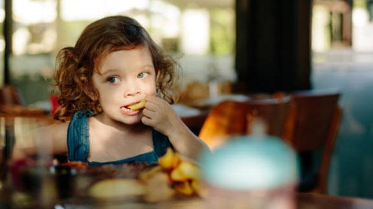 Çocuklarda aşırı abur cubur tüketimi nasıl önlenir