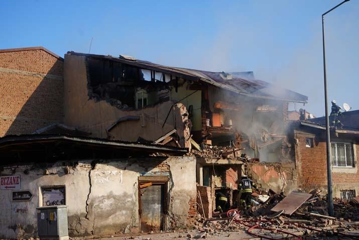 Erzurumda doğal gaz dehşeti 2 ev yıkıldı