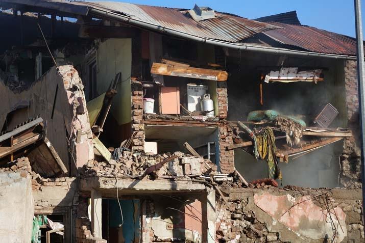 Erzurumda doğal gaz dehşeti 2 ev yıkıldı