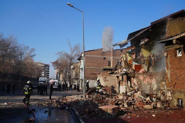 Erzurumda doğal gaz dehşeti 2 ev yıkıldı