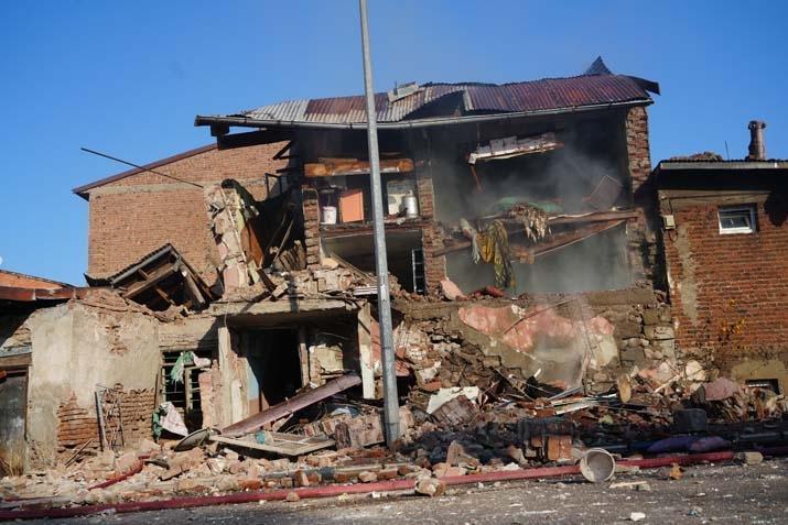 Erzurumda doğal gaz dehşeti 2 ev yıkıldı